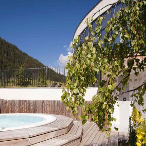Whirlpool-Garten-Wellness-Hotel-Mein-Almhof-Tirol