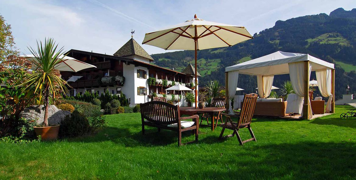 Hotel-Alpenblick,-Hippach-Aussenansicht-Garten