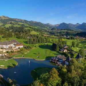 at_Kitzbuehel_Schlosshotel-aROSA_hotel-Luftaufnahme