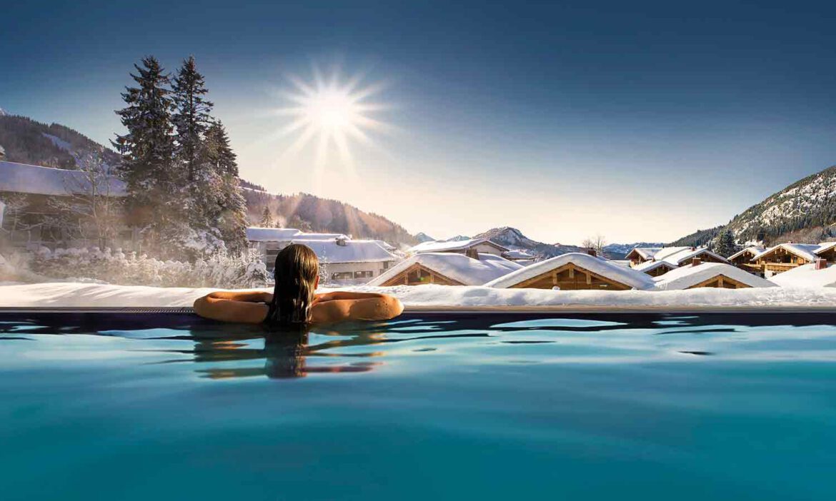 frau-im-pool-winter-panoramahotel-oberjoch