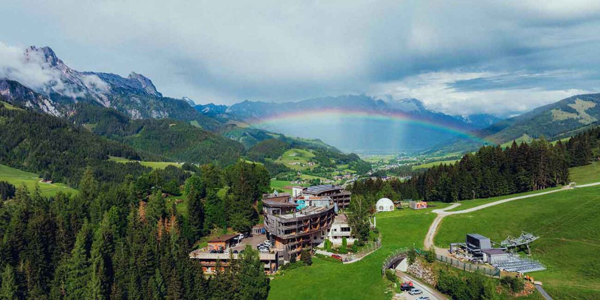 Forsthofalm-Aussenansicht.-Regenbogen