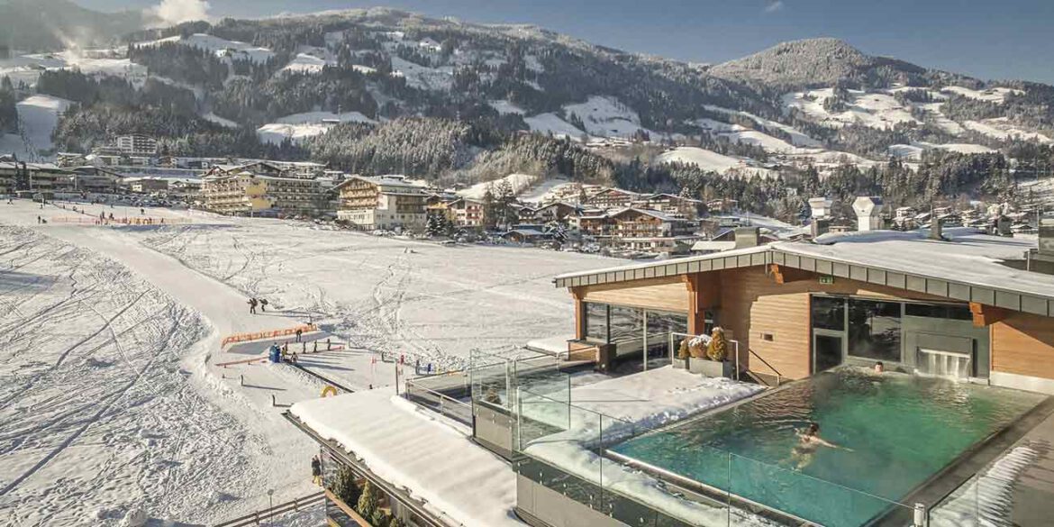paerchen_schwimmt_im_beheizten_skypool_im_winter_c_jan_hanser_mood_photography_alpina_zillertal